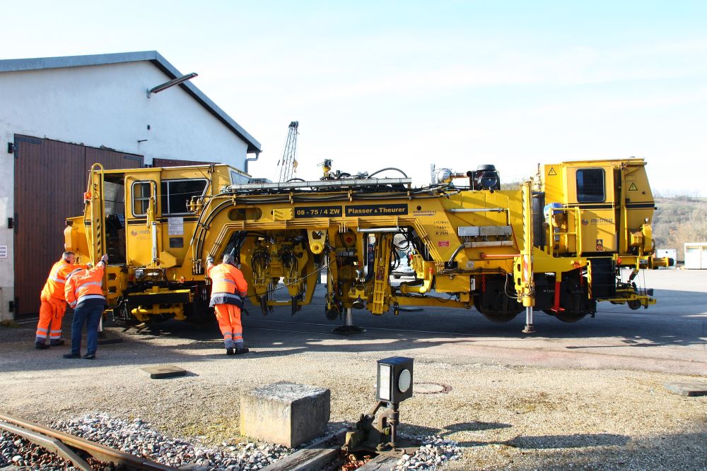 Stopfmaschine auf Tieflader (Größe ca. 149 kb)