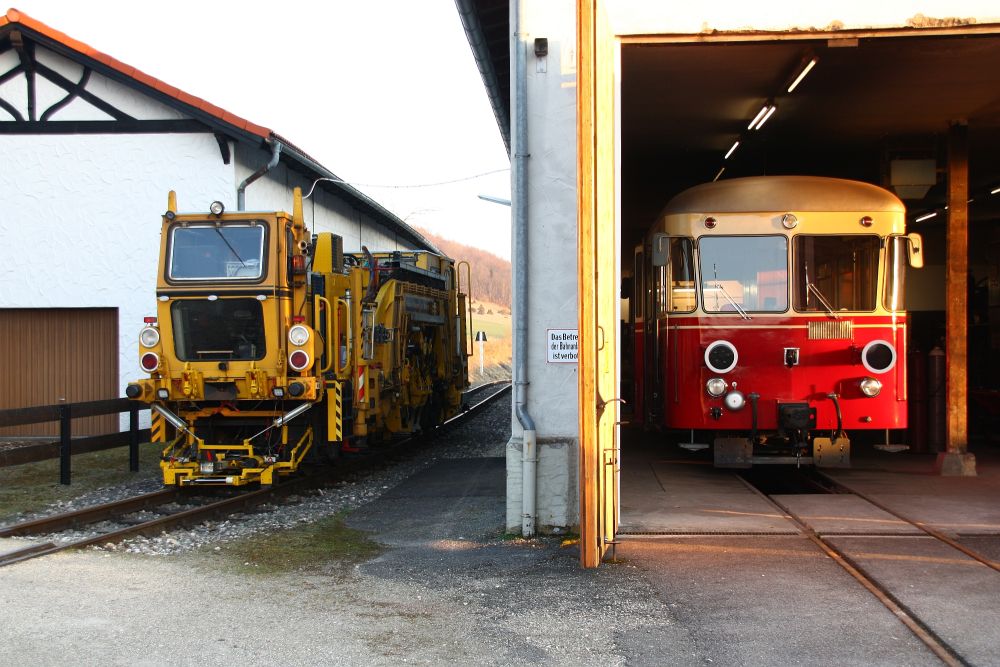 Stopfmaschine auf Tieflader (Größe ca. 127 kb)