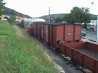 T33 mit G&uuml;terzug (Gr&ouml;sse 9 kb)