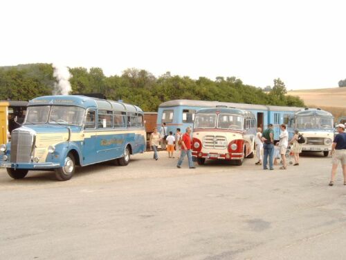 Busparade vor der Doppeleinheit (Gr&ouml;&szlig;e ca.28 Kb)