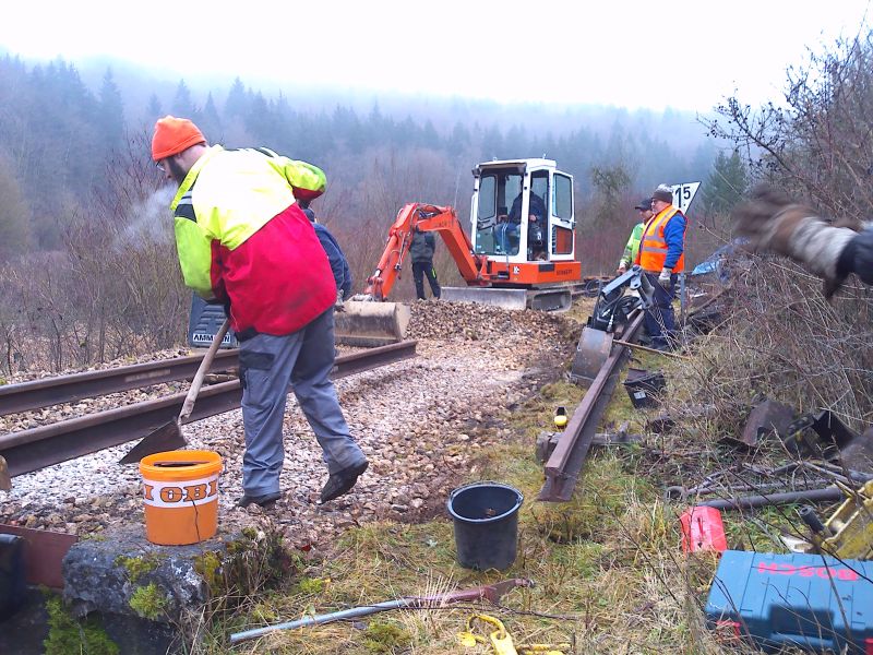 Feinarbeiten am Planum (Gr&ouml;&szlig; 134 kb)