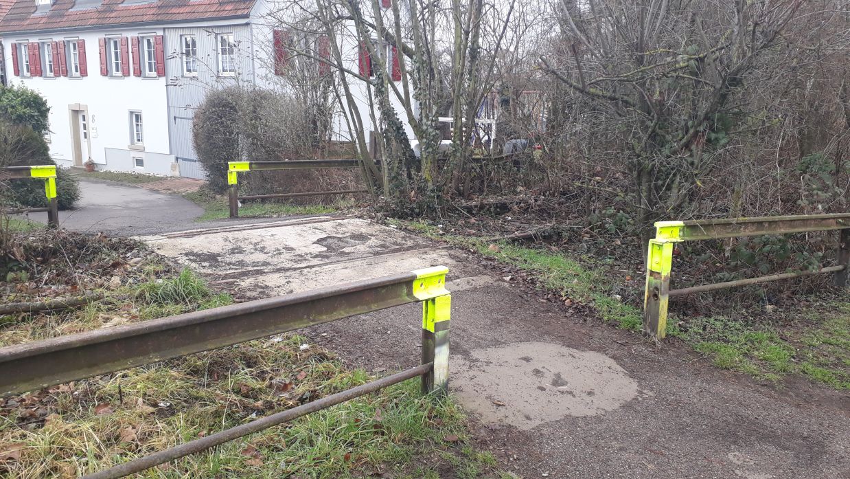 {short description of image}