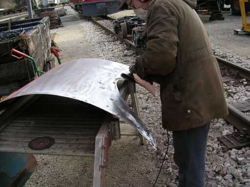 Die Kesselverkleidung wird geschliffen (Größe 61 Kb)