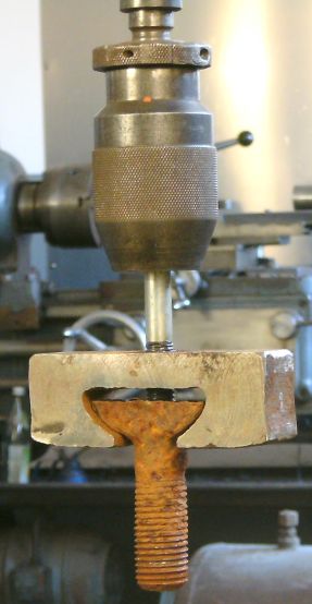 Eingespannte Hakenschraube (Gr&ouml;&szlig;e ca. 67 kb)