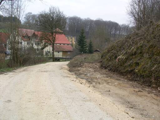 Weg und Bahntrasse trennen sich (Größe ca. 35 kB)