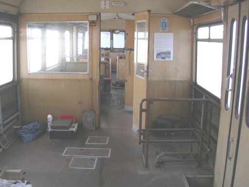 Innenraum mit demontierten Sitzen und Wandverkleidungen (Gr&ouml;&szlig;e ca. 27 kb)