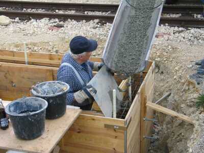 der Beton kommt (Gr&ouml;&szlig;e ca. 27 kb)