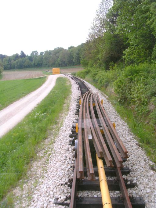 Schienentransport für den Bogen (Größe ca. 73 kB)